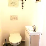 Free Parking - Premium Bed - Modern Kitchen *